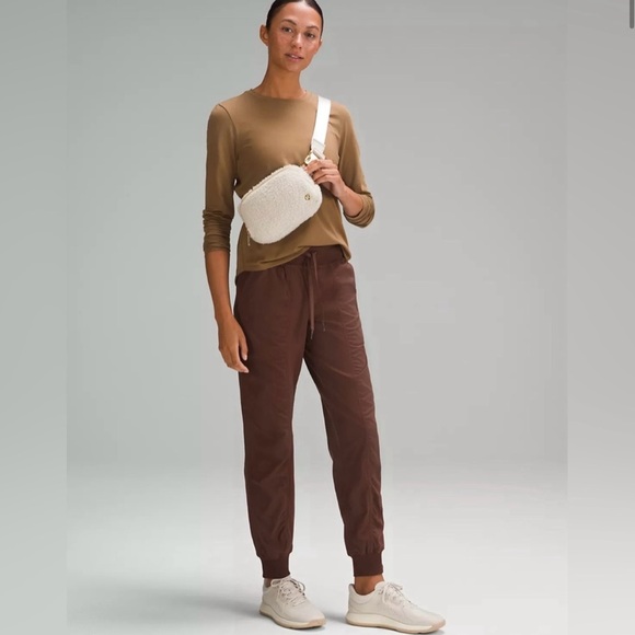 Lululemon Everywhere Belt Bag 1L Fleece - Picture 2 of 6